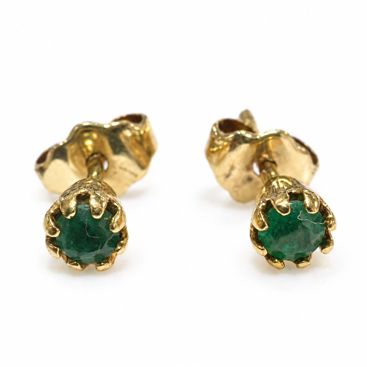 D63 BROQUEL ESMERALDA REDONDA ORO AMARILLO 14K